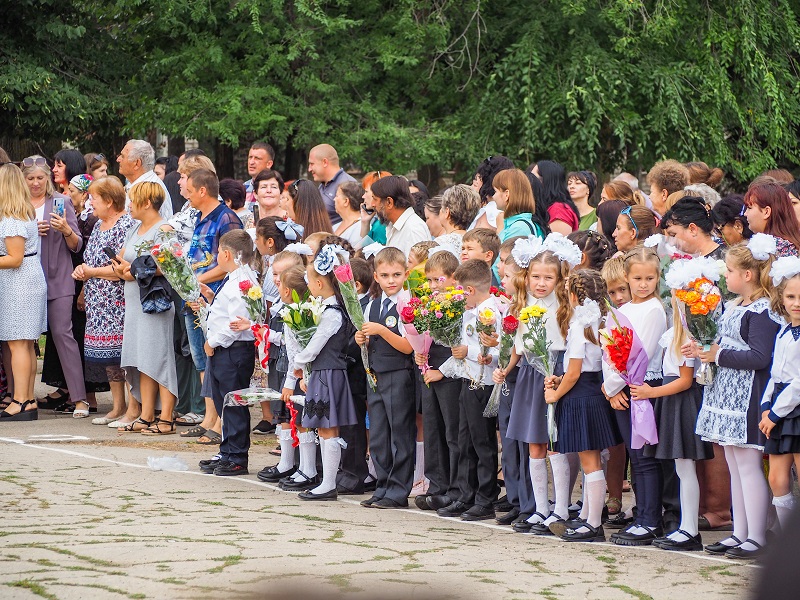 Торжественная линейка МОУ СОШ с. Подлесное.