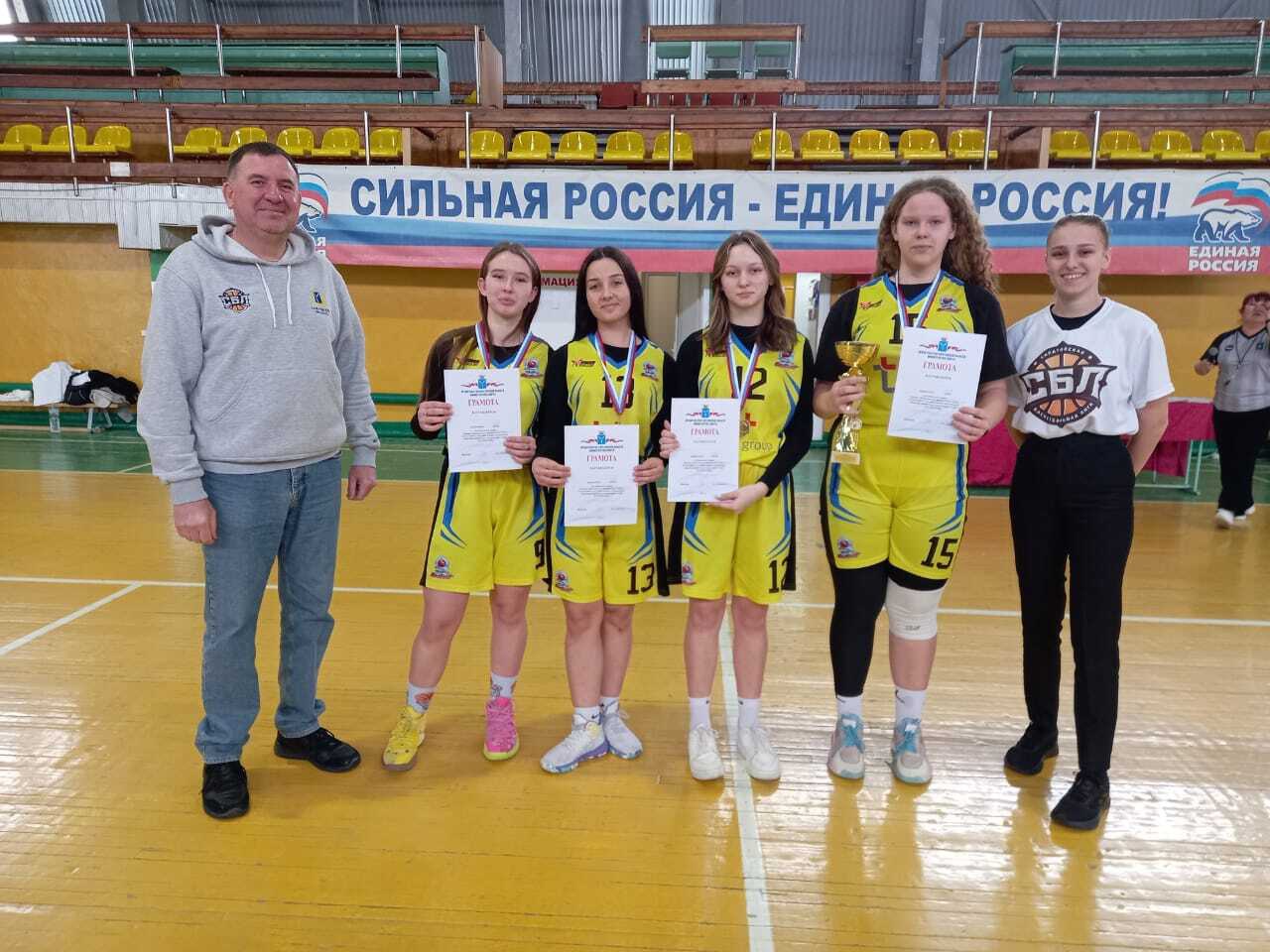 🏀 4 марта в ФОКе города Маркса состоялся зональный этап регионального турнира по дворовому баскетболу 3х3 среди юношей и девушек.