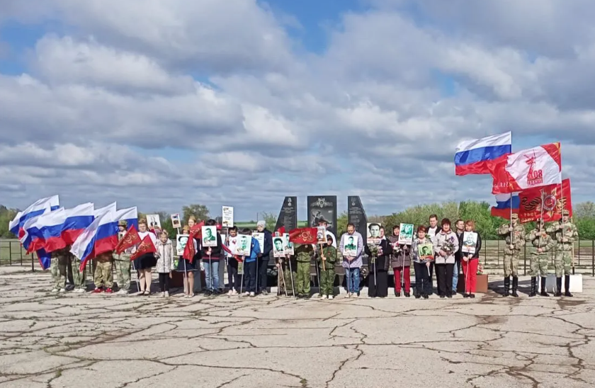 9 мая в с. Караман на площади Памяти, прошел торжественный митинг с возложением цветов и минуты молчания в честь 80-летия Победы в Великой Отечественной войне.