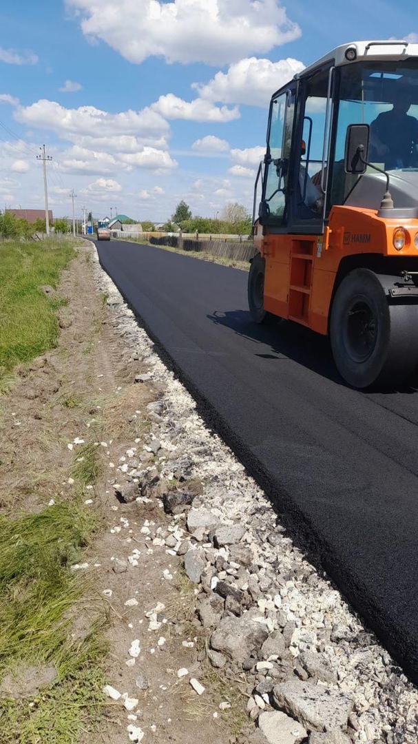 Продолжаются работы по асфальтированию улицы Ленина в селе Орловское по ходу школьного и автобусного маршрута..