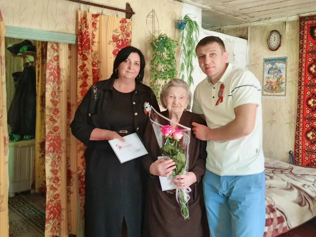 В торжественный день Великой Победы депутат Собрания Марксовского района Сергей Ботов и глава Подлесновского МО Снежанна Кузьминова поздравили тружеников тыла Великой Отечественной войны.