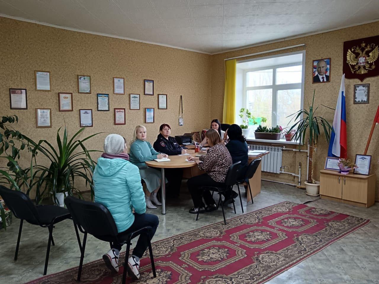 На прошедшей неделе в администрации Подлесновского МО состоялось заседание КДН и ЗП.