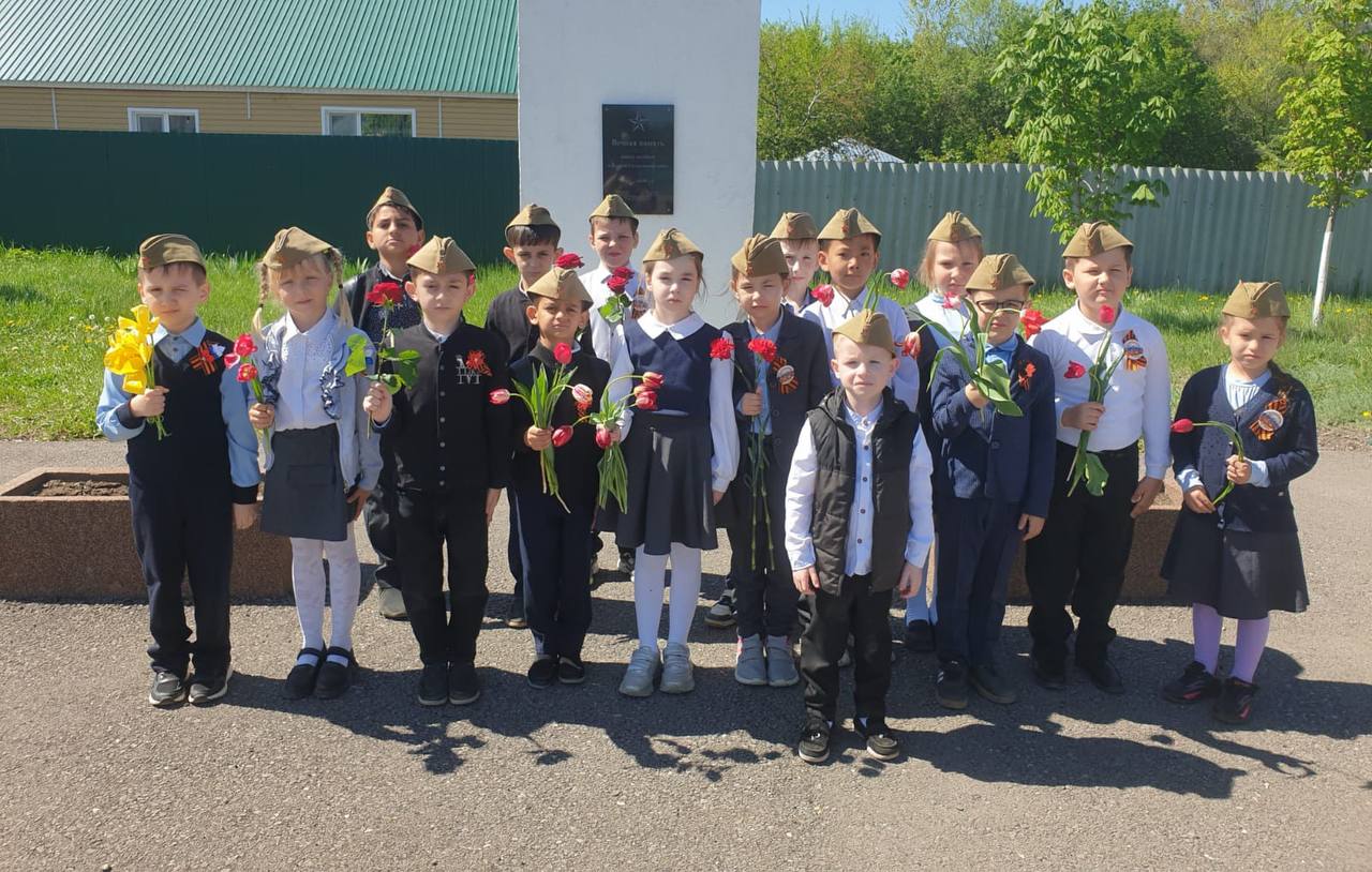 5 мая ученики 1 &quot;б&quot; класса присоединились к акции «Память жива» и возложили цветы к мемориалу погибших односельчан во время Великой Отечественной войны.