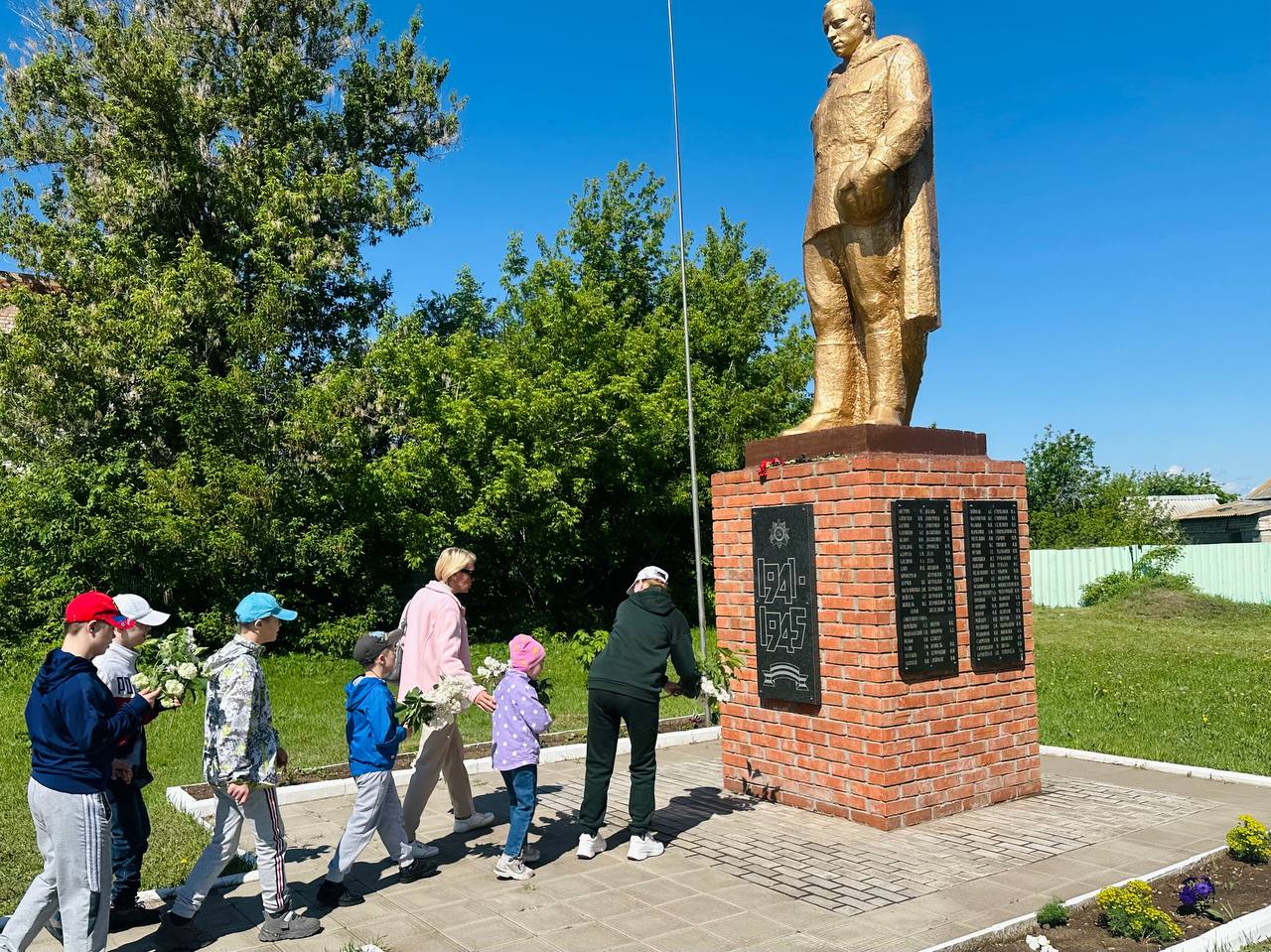 Для воспитанников ГБУ СО «Орловский дом-интернат для детей» была проведена экскурсия по памятным местам села Орловское.