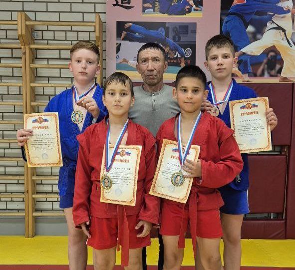 Четыре медали, из них три золотые, завоевали самбисты Марксовского района на открытом первенстве Ленинского района г. Саратова среди юношей.