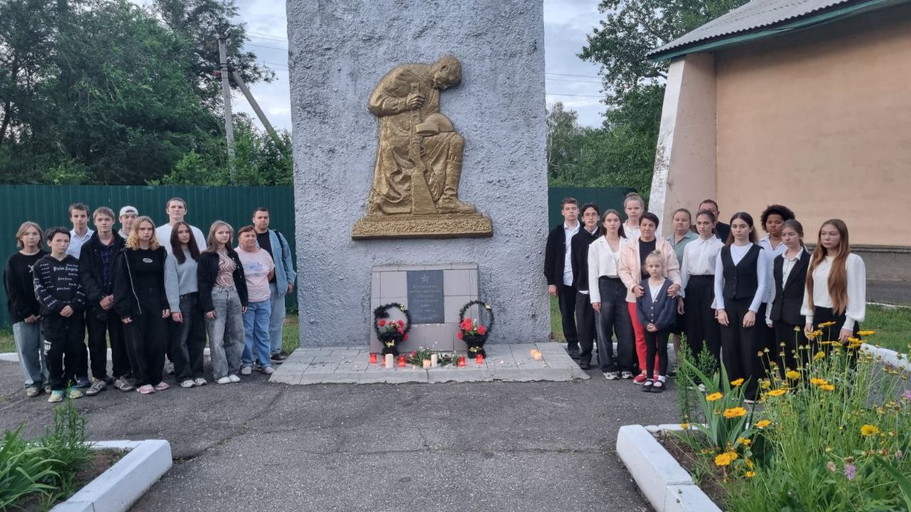 🕊Школьники с. Баскатовка приняли участие в акции &quot;Свеча памяти&quot;.