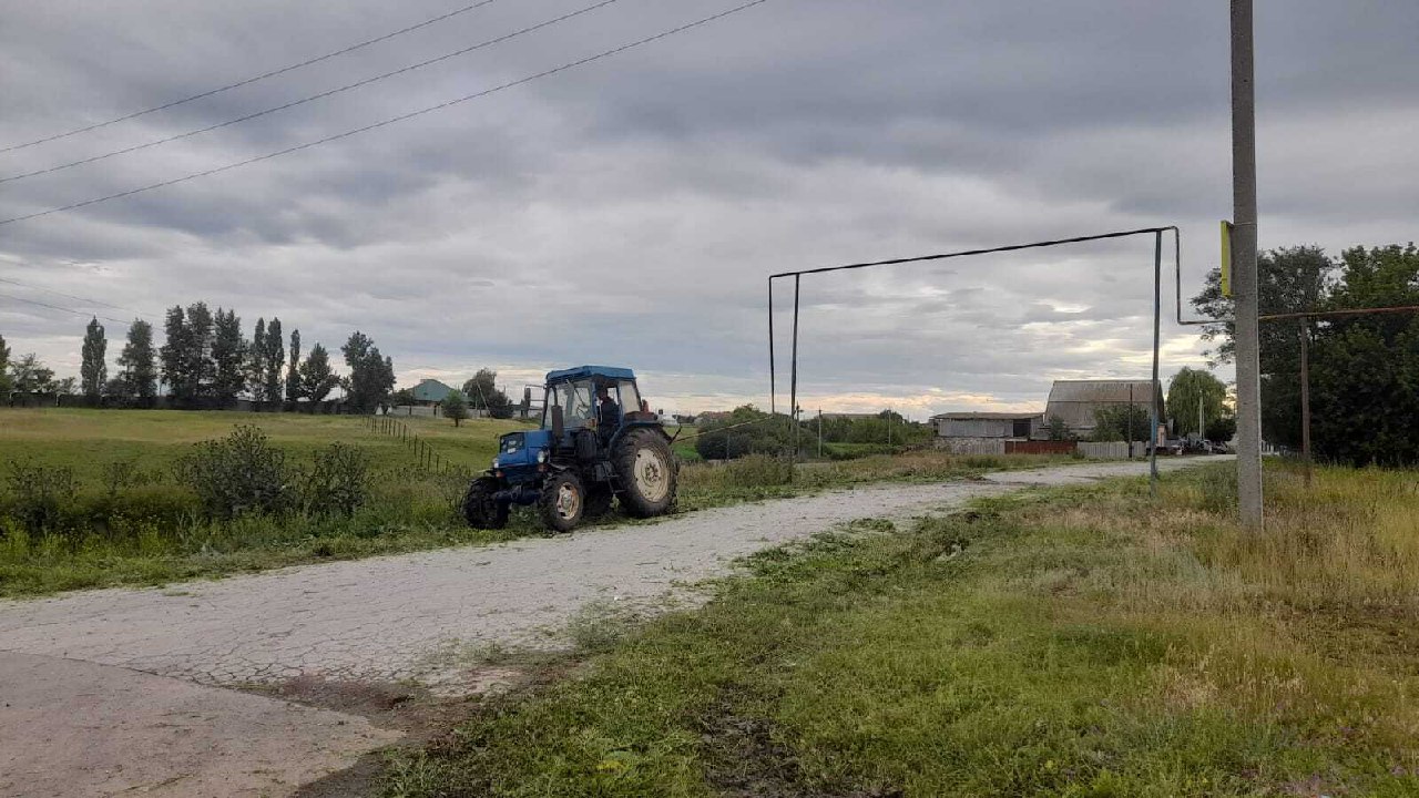 В населенных пунктах Подлесновского муниципального образования продолжаются работы по обкосу территорий и обочин автомобильных дорог от сорной растительности.