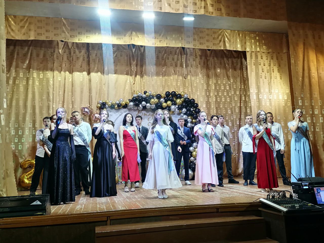 В школе с. Баскатовка прошла торжественная церемония вручения аттестатов выпускникам 9-х классов! 🎉.