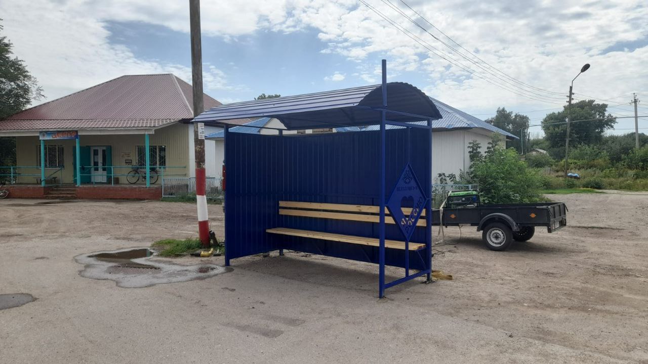В с. Орловское установили остановочный павильон.