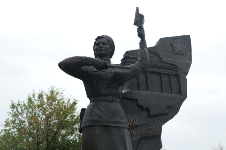 В Саратове открыли памятник «Бранденбургской мадонне». В Саратове открыли памятник «Бранденбургской мадонне».