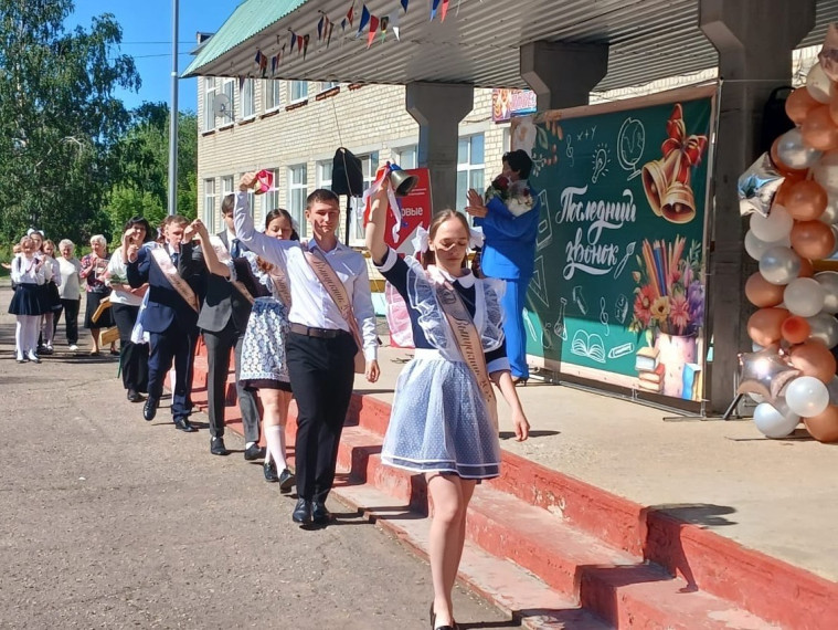 🔔Сегодня в школе МОУ-СОШ с. Баскатовка состоялся "Последний звонок". . 🔔Сегодня в школе МОУ-СОШ с. Баскатовка состоялся "Последний звонок". .