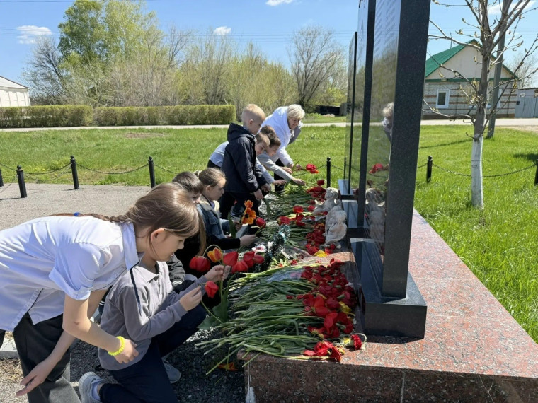 4 мая в преддверии Дня Победы обучающиеся 3а класса с. Подлесное возложили цветы к памятнику павшим воинам.