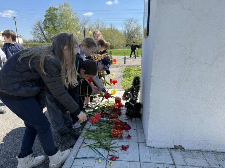 4 мая в преддверии Дня Победы обучающиеся 3а класса с. Подлесное возложили цветы к памятнику павшим воинам.
