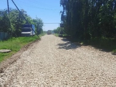В рамках ремонтных работ в с. Подлесное на улицах 2-линия и Комсомольская подрядная организация завершает этап формирования щебеночного основания.